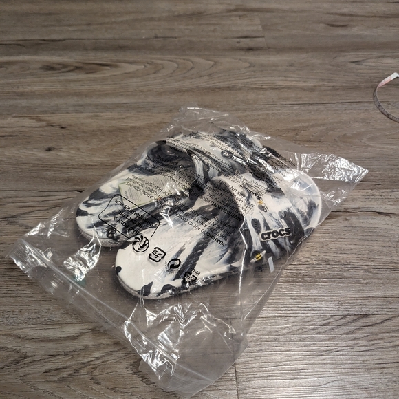 New Crocs, w's 9 - bought as a gift for my mother who no longer likes Crocs - Picture 3 of 5